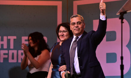 Los demócratas al frente en las primarias de California