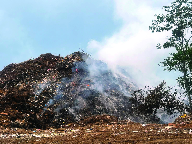 Humo de vertedero de Jarabacoa arropa la comunidad causando problemas de salud