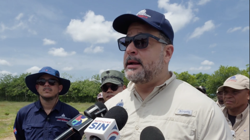 Haitianos intensifican la extracción de arena en un costado del Masacre