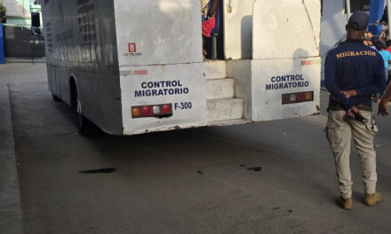Detienen a dos empleados de Migración transportando a 22 haitianos en un vehículo oficial