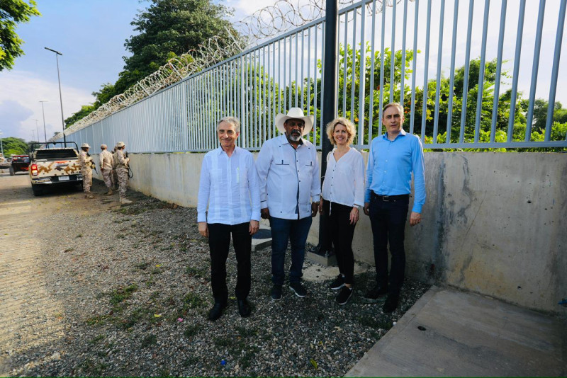 Embajadores de Francia y la Unión Europea recorren la frontera por Dajabón