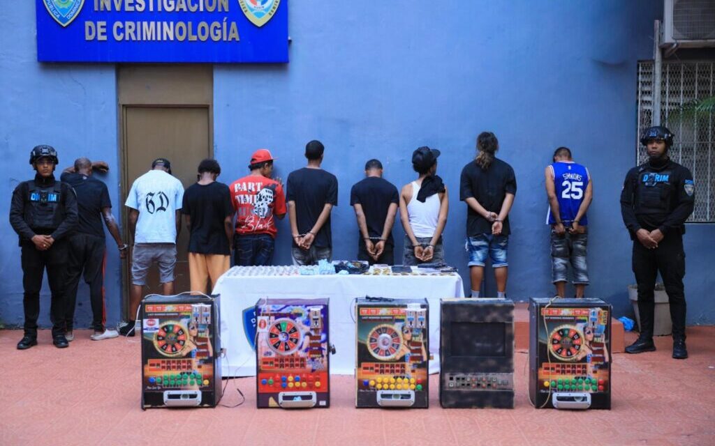 Policía ocupa drogas, armas y máquinas tragamonedas durante operativos simultáneos en sectores del Distrito Nacional