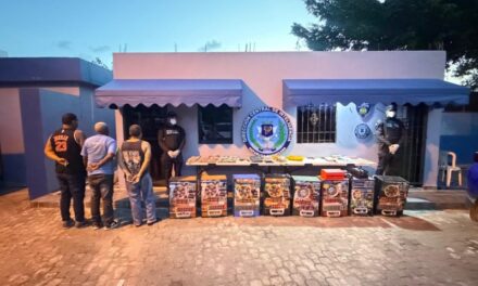 Apresan a tres, ocupan drogas, armas y más de RD$5 millones durante allanamientos en SDN