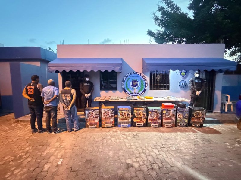 Apresan a tres, ocupan drogas, armas y más de RD$5 millones durante allanamientos en SDN
