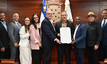 Ayuntamiento de Santiago reconoce a Cruzmonty como Hijo Distinguido por su trayectoria artística