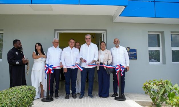 Abinader entrega remozamiento general y moderna área de Emergencia del hospital municipal de Cevicos