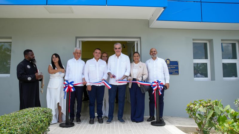Abinader entrega remozamiento general y moderna área de Emergencia del hospital municipal de Cevicos