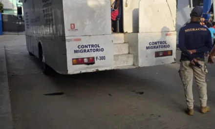 Migración cancela y somete a dos agentes por presunto tráfico ilícito de migrantes haitianos