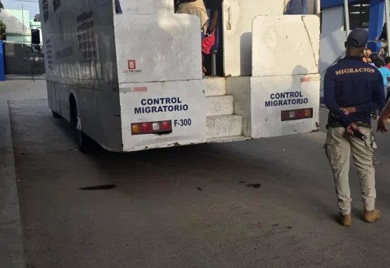 Migración cancela y somete a dos agentes por presunto tráfico ilícito de migrantes haitianos