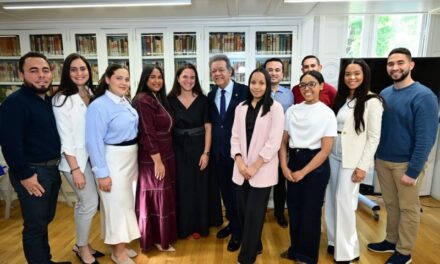 Leonel Fernández dialoga con jóvenes en Madrid y resalta el conocimiento como clave para liderazgo del futuro