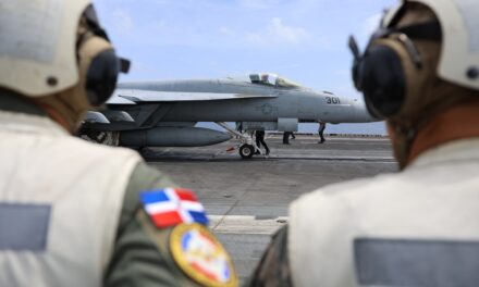 Los Estados Unidos y República Dominicana reafirman su sólido vínculo de cooperación durante visita al portaaviones USS Nimitz