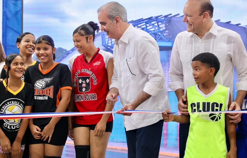 Presidente Abinader y alcalde Ulises Rodríguez entregan renovado techado deportivo que beneficiará a cientos de jóvenes y estudiantes de Los Ciruelitos