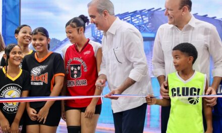 Presidente Abinader y alcalde Ulises Rodríguez entregan renovado techado deportivo que beneficiará a cientos de jóvenes y estudiantes de Los Ciruelitos
