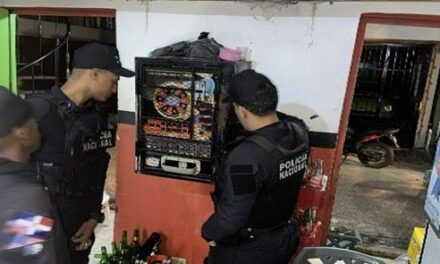Policía incauta máquina tragamonedas ilegal durante operativo preventivo en San Cristóbal