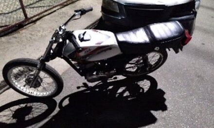 Motocicleta abandonada por desconocidos tras persecución policial en Haina sector Invi CEA