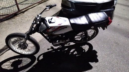 Motocicleta abandonada por desconocidos tras persecución policial en Haina sector Invi CEA