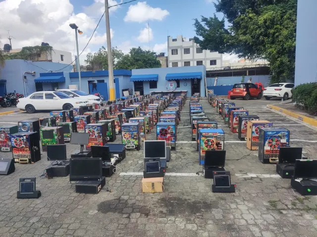 DINTEL retiene 150 equipos de juegos de azar ilegales en operativos realizados en Santo Domingo y San Cristóbal
