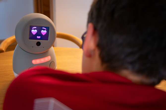 Robot con inteligencia emocional para apoyar terapias de niños con autismo