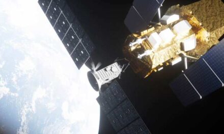 Ya está en el espacio la nave encargada de salvar a otra de su destrucción inminente