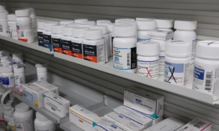 Gobierno propone norma que ahorraría a Medicare US$1,100 millones en medicinas