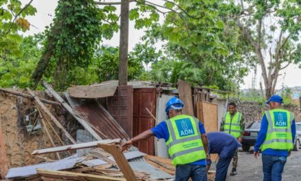 Alcaldía del DN ordena retirar infraestructuras y recuperar aceras ocupadas en Arroyo Hondo