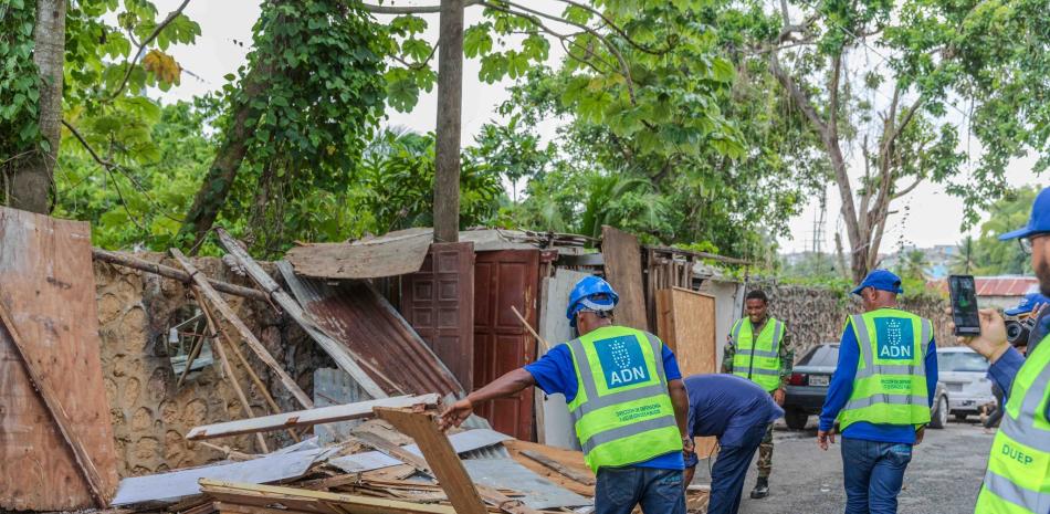 Alcaldía del DN ordena retirar infraestructuras y recuperar aceras ocupadas en Arroyo Hondo