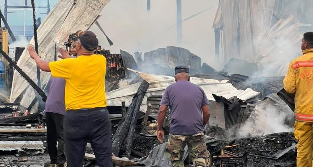 Pérdidas por incendio que afectó 10 negocios en Imbert oscilan en RD$50 millones; investigan causas