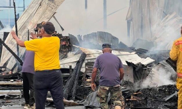 Pérdidas por incendio que afectó 10 negocios en Imbert oscilan en RD$50 millones; investigan causas