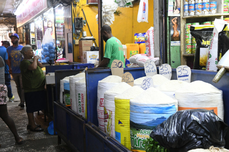 Comerciantes y consumidores reportan alzas de precios en los mercados