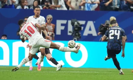 Argentina remonta, vence 2-1 a Inglaterra y enfrentarán a España por el trono
