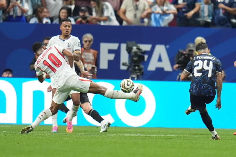 Argentina remonta, vence 2-1 a Inglaterra y enfrentarán a España por el trono