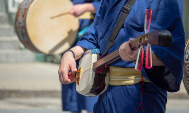 Arrestan a hombre por molestar a sus vecinos tocando una guitarra por más de siete años
