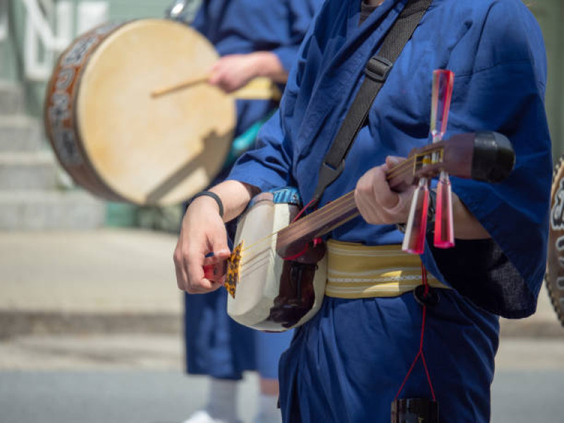 Arrestan a hombre por molestar a sus vecinos tocando una guitarra por más de siete años