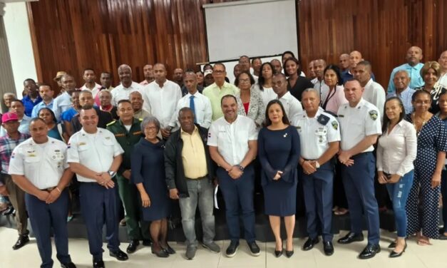 Policía Nacional fortalece lazos comunitarios en encuentro con líderes sociales por el bienestar en mesa comunitaria