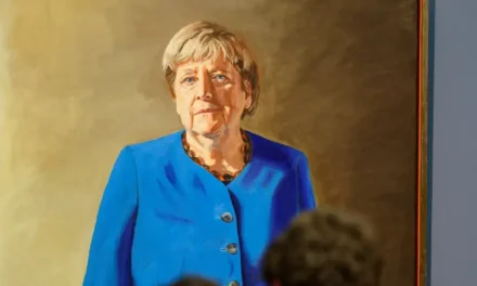 Angela Merkel regresa a la Cancillería convertida en retrato