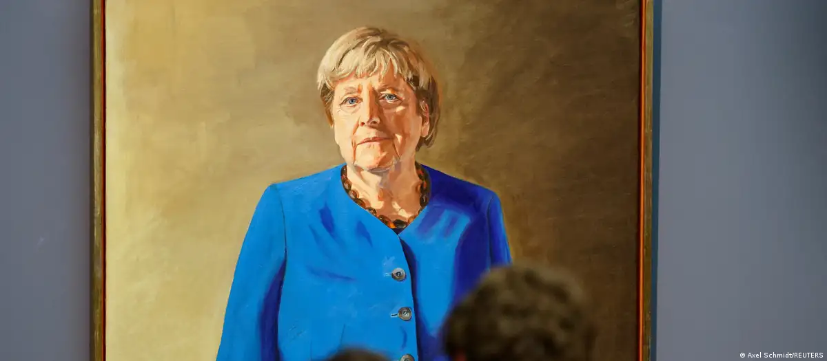 Angela Merkel regresa a la Cancillería convertida en retrato