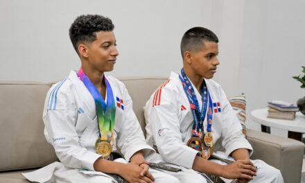 Alcalde Ulises Rodríguez apoyará a atletas de karate de Santiago que representarán al país en eventos internacionales