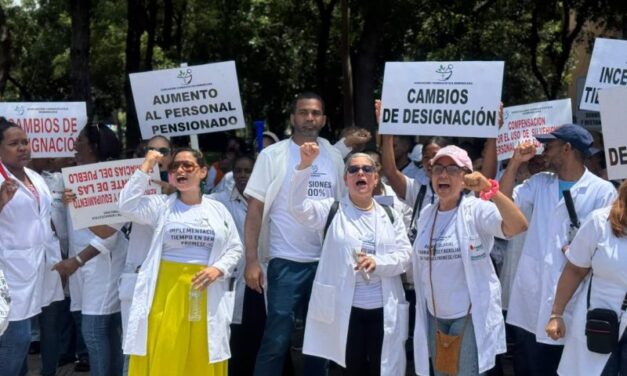 Gremios de salud marchan al Palacio Nacional a entregar peticiones; esperan reunión con Abinader