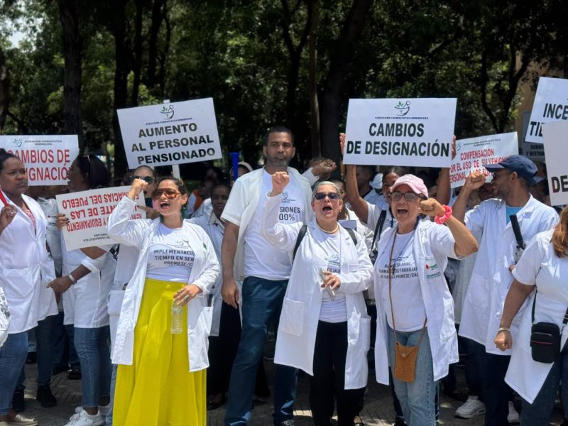 Gremios de salud marchan al Palacio Nacional a entregar peticiones; esperan reunión con Abinader