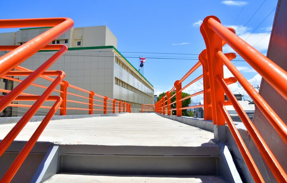 Tras 22 años de espera, el puente peatonal de la avenida Ortega y Gasset comienza a salvar vidas
