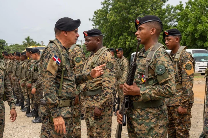 Comandante supervisa destacamentos fronterizos y exhorta a tropas a mantener vigilancia contra la migración ilegal