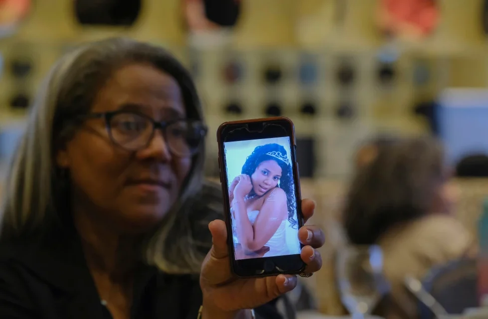 Madre de adolescente embarazada con cáncer que falleció desafía la estricta prohibición del aborto en República Dominicana