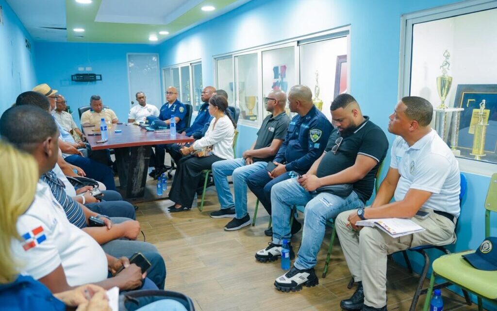 Policía Nacional fortalece diálogo con líderes comunitarios para consolidar transformación institucional en la Zona Colonial