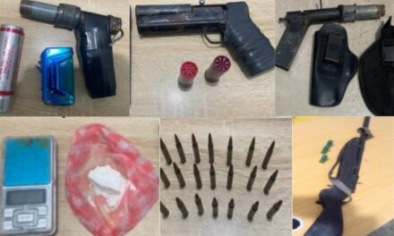 Policía Nacional ocupa cuatro armas artesanales, drogas y municiones durante allanamientos en Barahona