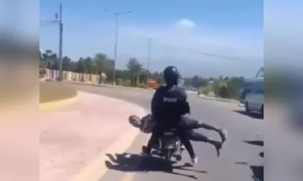Migración investiga a dos agentes por traslado de haitiano indocumentado en una motocicleta