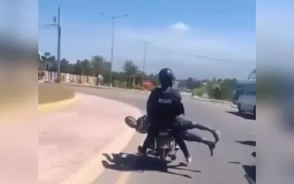 Migración investiga a dos agentes por traslado de haitiano indocumentado en una motocicleta