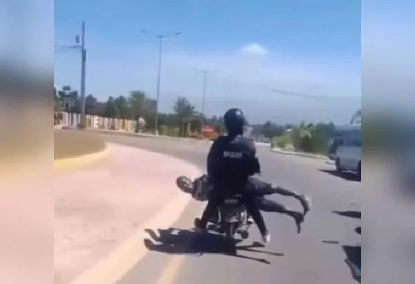 Migración investiga a dos agentes por traslado de haitiano indocumentado en una motocicleta
