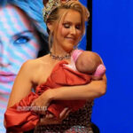 La actriz Jaime VandenBerg se despide como Miss Universo Canadá 2025 con su bebé en brazos