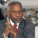 Exministro de Educación pide revisar contenido de libros digitales