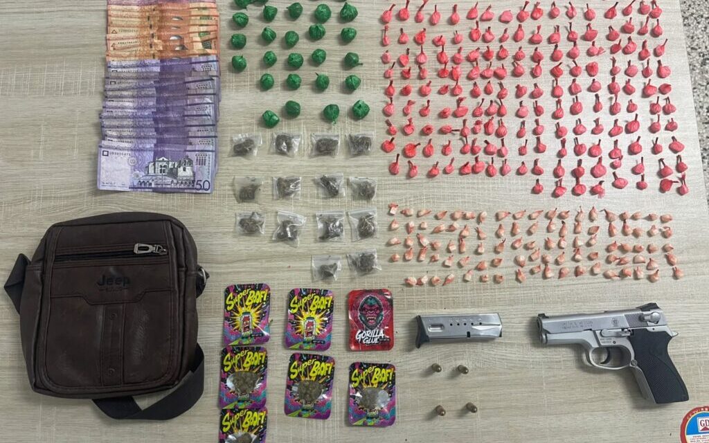 Policía Nacional apresa a cinco hombres en Barahona y La Vega; ocupa tres armas de fuego, una reportada como robada, y presuntas drogas